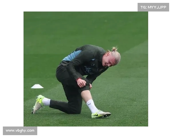 拜仁训练场惊艳瞬间 迪亚斯倒钩技惊四座引发球迷热议